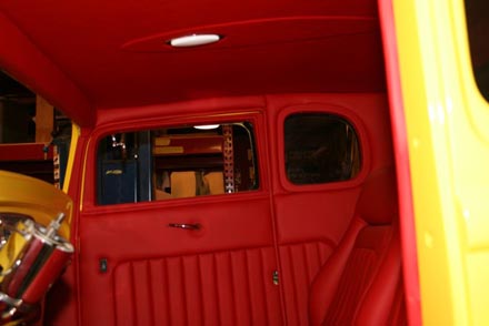 57 Acabamento interno em couro vermelho