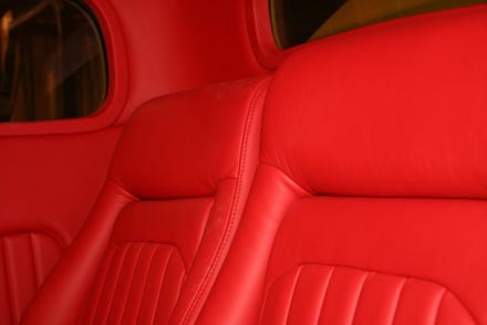 59 Estofamento em couro vermelho