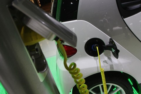 electricfuel2 Ligar o carro à tomada do posto é mais caro que na de casa.