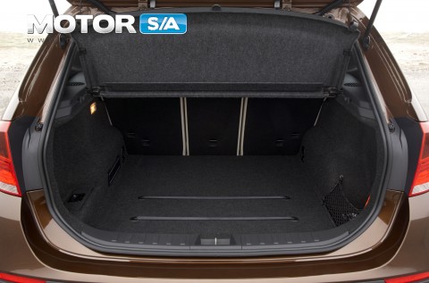 BMW X1 Porta-malas generoso. Bancos traseiros retráteis